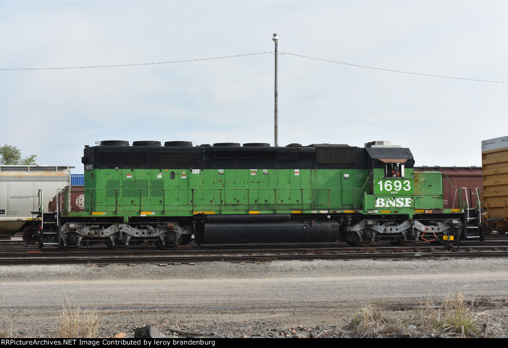 BNSF 1693 working the yard